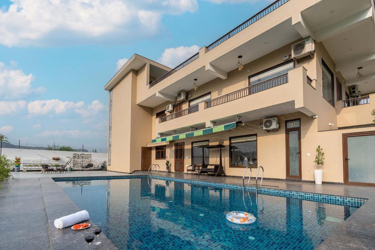 Brookvale Manor By Stayvista - Private Pool Haven With Endless Views & Indoor Fun Sohna Extérieur photo