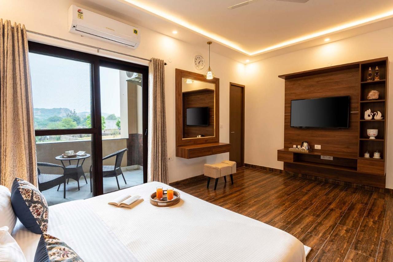 Brookvale Manor By Stayvista - Private Pool Haven With Endless Views & Indoor Fun Sohna Extérieur photo