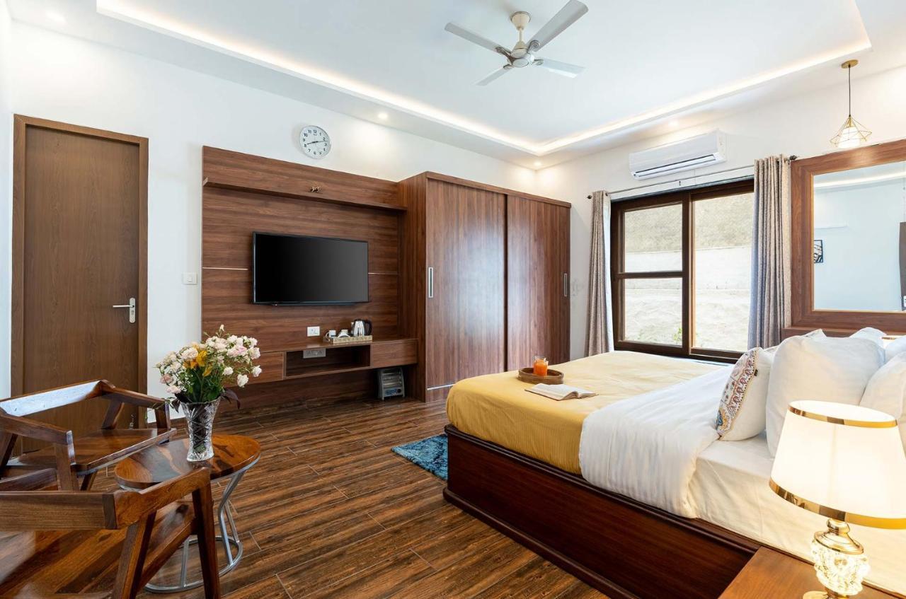 Brookvale Manor By Stayvista - Private Pool Haven With Endless Views & Indoor Fun Sohna Extérieur photo