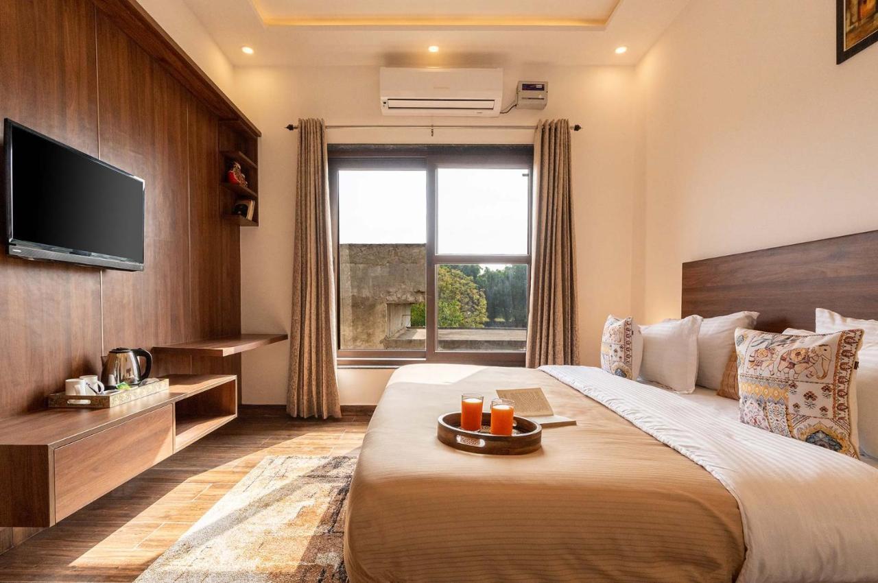 Brookvale Manor By Stayvista - Private Pool Haven With Endless Views & Indoor Fun Sohna Extérieur photo